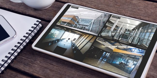 Tablet exibindo as imagens de uma câmera de segurança.